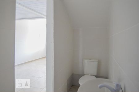 Banheiro de kitnet/studio para alugar com 1 quarto, 25m² em Santa Tereza, Porto Alegre