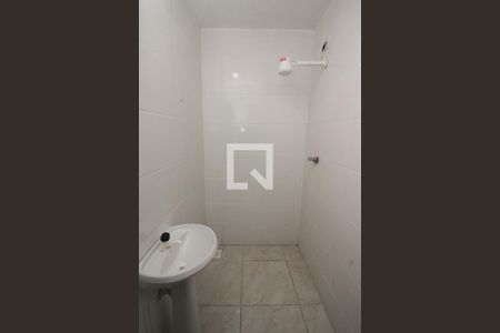 Banheiro de kitnet/studio para alugar com 1 quarto, 25m² em Santa Tereza, Porto Alegre