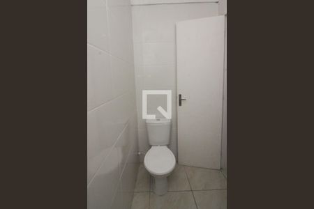 Banheiro de kitnet/studio para alugar com 1 quarto, 25m² em Santa Tereza, Porto Alegre