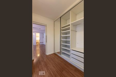 Closet da suíte de apartamento para alugar com 1 quarto, 58m² em Vila Nova Conceição, São Paulo