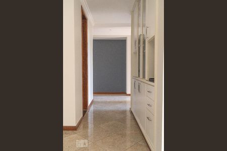 Corredor de apartamento para alugar com 3 quartos, 117m² em Asa Norte, Brasília