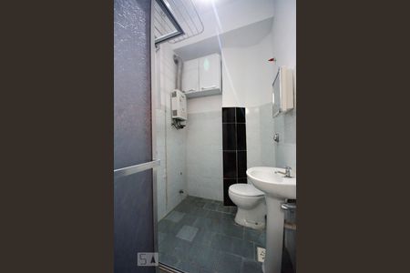 Banheiro Social de kitnet/studio para alugar com 1 quarto, 18m² em Flamengo, Rio de Janeiro