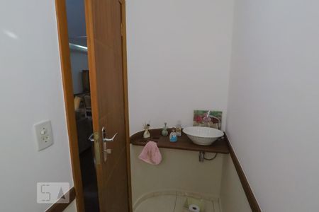 Lavabo de casa para alugar com 3 quartos, 240m² em Vila Monumento, São Paulo