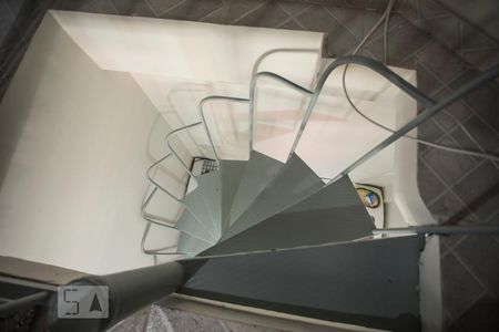 Escadas de kitnet/studio para alugar com 1 quarto, 30m² em Planalto Paulista, São Paulo