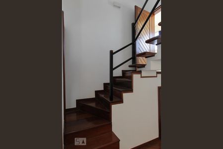 Escada de apartamento para alugar com 1 quarto, 55m² em Lourdes, Belo Horizonte