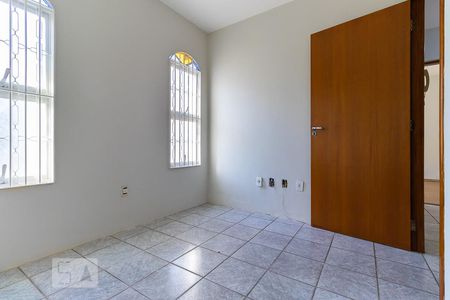 Casa à venda com 186m², 5 quartos e 6 vagas Casa à venda com 186m², 5 quartos e 6 vagasQuarto 4