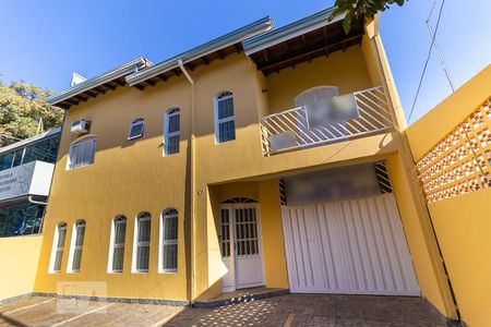 Casa à venda com 186m², 5 quartos e 6 vagas Casa à venda com 186m², 5 quartos e 6 vagasFachada