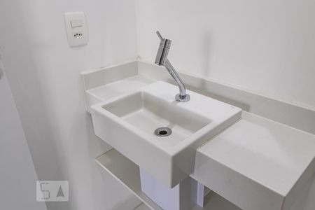 Detalhe do Banheiro Social de apartamento para alugar com 1 quarto, 59m² em Alphaville Empresarial, Barueri