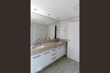 Apartamento à venda com 210m², 3 quartos e 4 vagas Apartamento à venda com 210m², 3 quartos e 4 vagasBanheiro da Suíte