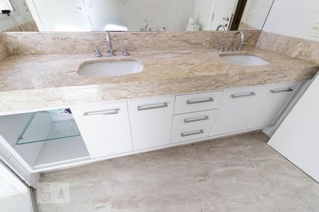 Apartamento à venda com 210m², 3 quartos e 4 vagas Apartamento à venda com 210m², 3 quartos e 4 vagasBanheiro da Suíte