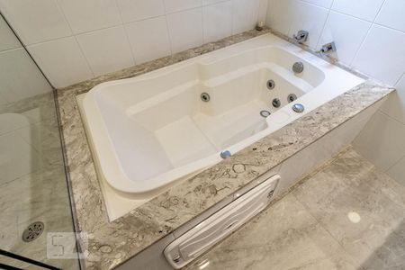 Apartamento à venda com 210m², 3 quartos e 4 vagas Apartamento à venda com 210m², 3 quartos e 4 vagasBanheiro Social