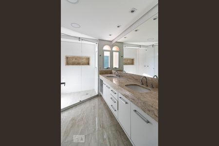 Apartamento à venda com 210m², 3 quartos e 4 vagas Apartamento à venda com 210m², 3 quartos e 4 vagasBanheiro da Suíte