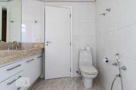 Apartamento à venda com 210m², 3 quartos e 4 vagas Apartamento à venda com 210m², 3 quartos e 4 vagasBanheiro da Suíte