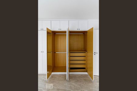 Apartamento à venda com 210m², 3 quartos e 4 vagas Apartamento à venda com 210m², 3 quartos e 4 vagasQuarto 1