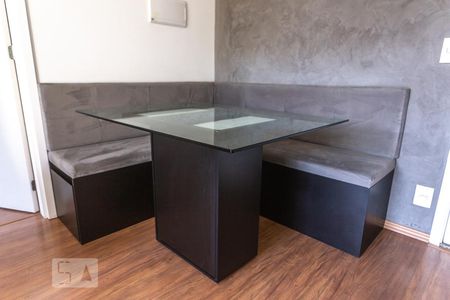 Mesa com banco de apartamento para alugar com 1 quarto, 42m² em Jardim Olavo Bilac, São Bernardo do Campo