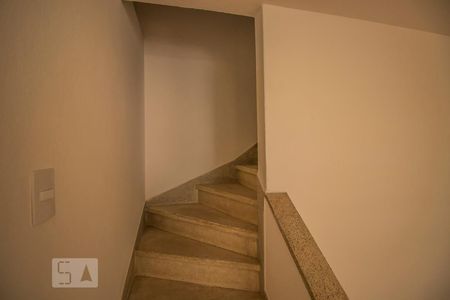 Escada de casa para alugar com 2 quartos, 100m² em Chácara Inglesa, São Paulo