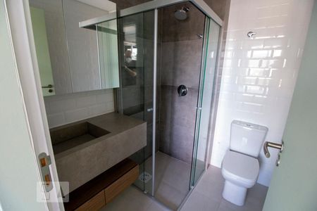 Banheiro de kitnet/studio para alugar com 1 quarto, 40m² em Saco dos Limões, Florianópolis