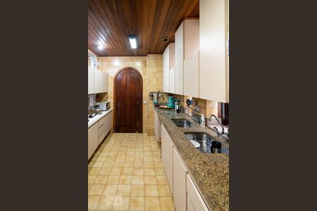 Casa para alugar com 500m², 4 quartos e 2 vagas Casa para alugar com 500m², 4 quartos e 2 vagasCozinha