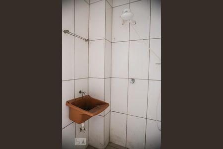 Banheiro de kitnet/studio para alugar com 1 quarto, 25m² em Azenha, Porto Alegre