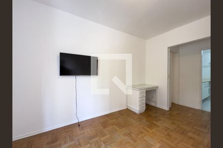 Suite, TV e bancada  de apartamento para alugar com 2 quartos, 100m² em Vila Nova Conceição, São Paulo