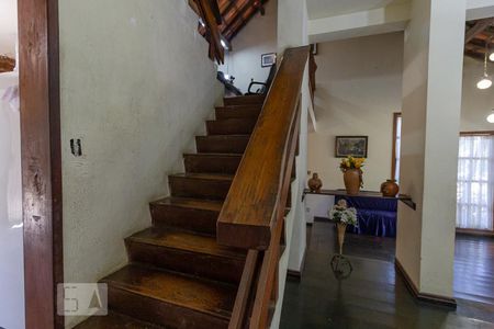 Escada de casa à venda com 5 quartos, 280m² em Braúnas, Belo Horizonte