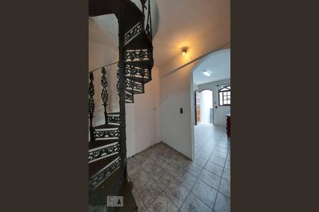 Escada de casa para alugar com 2 quartos, 110m² em Jardim Sarah, São Paulo