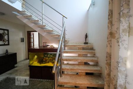 Escada de casa à venda com 4 quartos, 205m² em Vila Augusta, Guarulhos