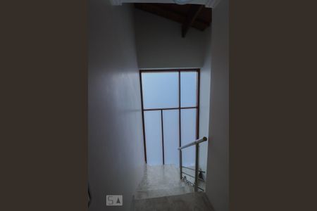 Casa à venda com 205m², 4 quartos e 3 vagas Casa à venda com 205m², 4 quartos e 3 vagasEscada