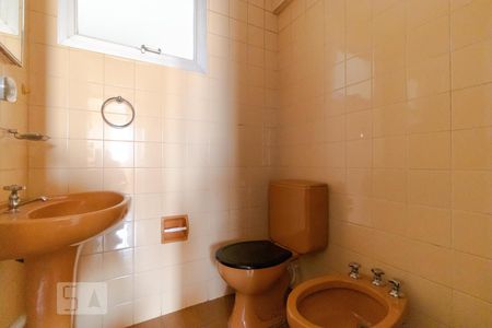 Banheiro de apartamento à venda com 1 quarto, 66m² em Centro, Campinas