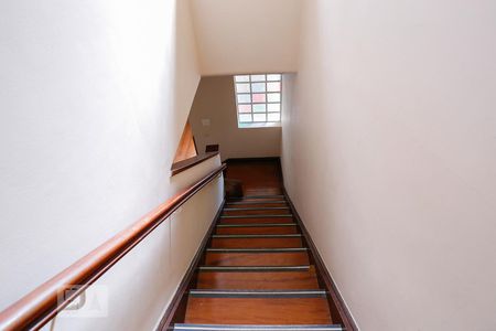 Casa à venda com 350m², 6 quartos e 5 vagas Casa à venda com 350m², 6 quartos e 5 vagasEscada