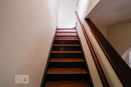 Casa à venda com 350m², 6 quartos e 5 vagas Casa à venda com 350m², 6 quartos e 5 vagasEscada