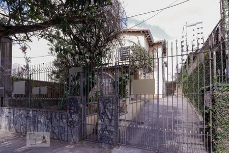 Casa à venda com 350m², 6 quartos e 5 vagas Casa à venda com 350m², 6 quartos e 5 vagasFachada