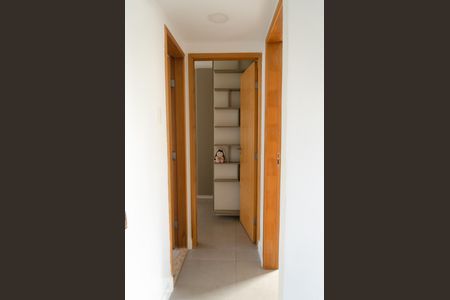 Corredor de apartamento à venda com 2 quartos, 55m² em Taquara, Rio de Janeiro