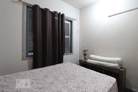 Quarto 1 de apartamento para alugar com 2 quartos, 40m² em Floresta, Porto Alegre