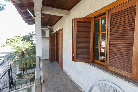 Casa à venda com 240m², 4 quartos e 2 vagas Casa à venda com 240m², 4 quartos e 2 vagasVaranda