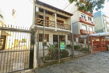 Casa à venda com 240m², 4 quartos e 2 vagas Casa à venda com 240m², 4 quartos e 2 vagasFachada