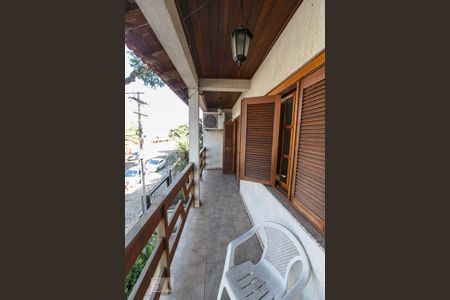 Casa à venda com 240m², 4 quartos e 2 vagas Casa à venda com 240m², 4 quartos e 2 vagasVaranda