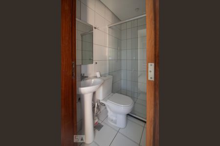 Banheiro de kitnet/studio para alugar com 1 quarto, 27m² em Asa Norte, Brasília