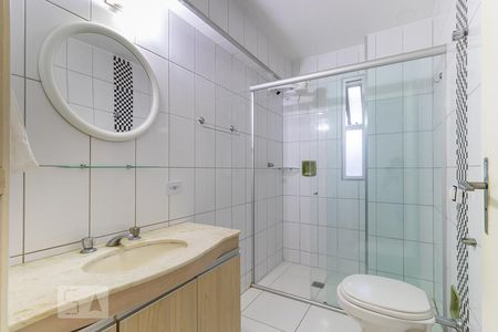 Banheiro de apartamento à venda com 1 quarto, 57m² em Cambuí, Campinas