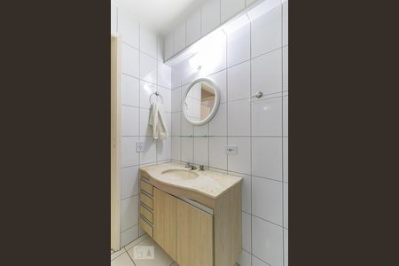 Banheiro de apartamento à venda com 1 quarto, 57m² em Cambuí, Campinas