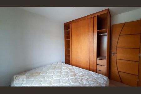 Quarto 1 de apartamento para alugar com 3 quartos, 54m² em Pinheirinho, Curitiba