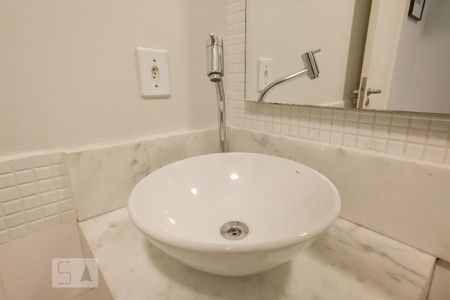 Banheiro de apartamento para alugar com 1 quarto, 25m² em República, São Paulo