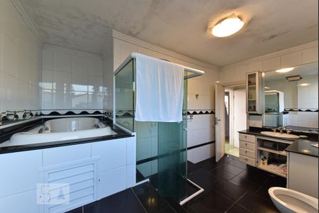 Casa para alugar com 550m², 4 quartos e 6 vagas Casa para alugar com 550m², 4 quartos e 6 vagasBanheiro da Suíte 1