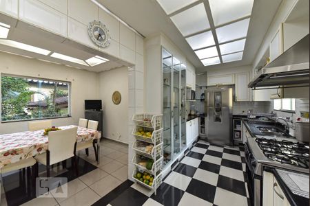 Casa para alugar com 550m², 4 quartos e 6 vagas Casa para alugar com 550m², 4 quartos e 6 vagasCozinha