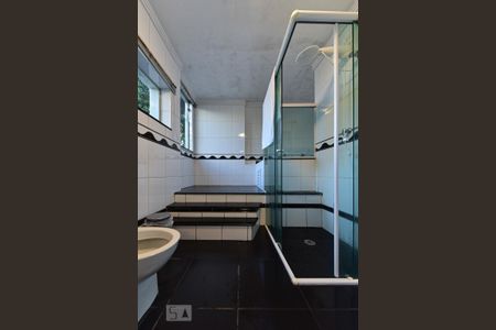Casa para alugar com 550m², 4 quartos e 6 vagas Casa para alugar com 550m², 4 quartos e 6 vagasBanheiro da Suíte 1