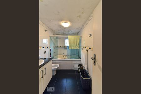 Casa para alugar com 550m², 4 quartos e 6 vagas Casa para alugar com 550m², 4 quartos e 6 vagasBanheiro da Suíte 2