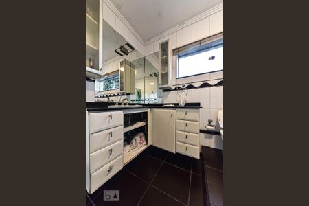 Casa para alugar com 550m², 4 quartos e 6 vagas Casa para alugar com 550m², 4 quartos e 6 vagasBanheiro da Suíte 1