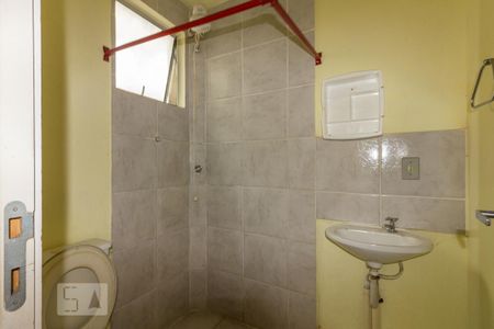 Banheiro de apartamento para alugar com 2 quartos, 42m² em Mário Quintana, Porto Alegre