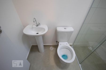 Banheiro de kitnet/studio para alugar com 1 quarto, 23m² em Jardim Peri Peri, São Paulo