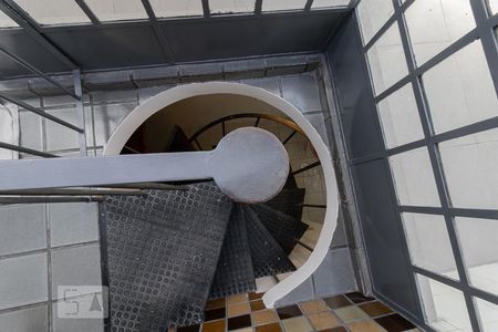 Escada de casa para alugar com 2 quartos, 96m² em Aclimação, São Paulo